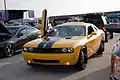 Une Dodge Challenger jaune et noire.