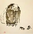 Budai (Hotei 布袋 en japonais), assistant à un combat de coqs. Encre sur papier, signé Niten. 32 × 71. Collection Matsunaga, Musée d'art de Fukuoka.