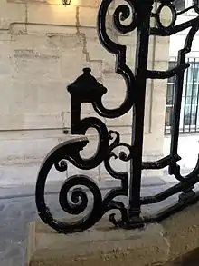 Detail d'un des deux symboles 5 qui se trouvent dans la rambarde de l’escalier d'honneur.