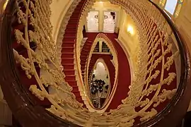 L'escalier de l'hôtel, photographié depuis le deuxième étage vers le bas en 2016