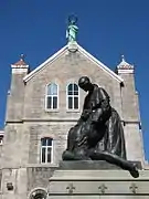 Façade Sud de l'Hôtel-Dieu de Montréal, avec la statue de Jeanne Mance