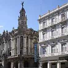 Vue d'un bâtiment en angle surmonté d'une tour