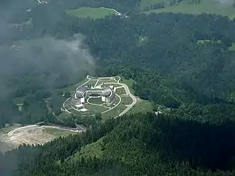 Depuis le Nid d’aigle, vue (en 2005) sur le Kempinski Hotel Berchtesgaden (de) (emplacement de l’ancienne résidence de Göring).