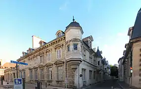 Vue de l'angle des rues Amiral-Roussin et Jean-Baptiste-Liégeard