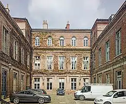 La façade sur cour de l'hôtel de Castellane.