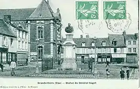 La place Barbier, avant la Première Guerre mondiale. Au premier plan, la statue du général Saget, édifiée sur les plans de Charles Garnier par M. Grauck le 18 août 1878.