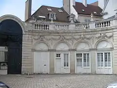 Cour en hémicycle de l'hôtel.