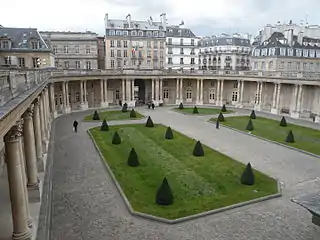 Vue de la cour depuis le premier étage de l'hôtel.