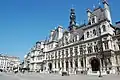 L'hôtel de ville de Paris qui remplace, sous la IIIe République française la « Maison aux Piliers », détruite sous François Ier.