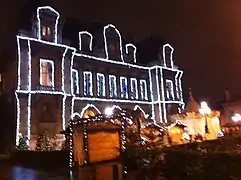 Hôtel de ville de Neuilly et chalets du marché de Noël en décembre 2014.