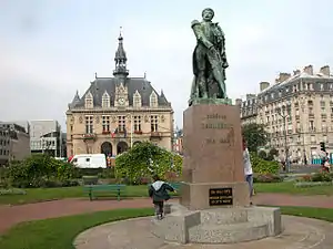 L'hôtel de ville et le Monument du général Daumesnil (1873) par Louis Rochet.