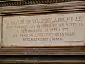 Plaque ornant la cheminée et qui rappelle la lourde restauration subit par l'édifice