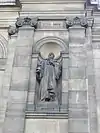 Statue de Berryer sur l'Hôtel de ville de Paris.