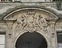 Porte à fronton décoré au fond de la cour