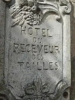 Plaque à la porte.