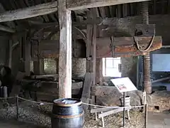 Pressoir à cabestan et à vis (musée du vin de Bourgogne).