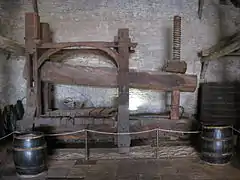 Pressoir à cabestan et à vis (musée du vin de Bourgogne).