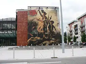 Façade d’un bâtiment recouverte d'une bâche géante représentant un tableau de thème classique.
