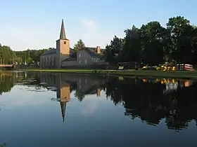 L'Ourthe devant l'église de Hotton.