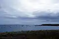 Le mouillage de la grande plage de Houat, avec à droite l'ancien port de Er Beg.