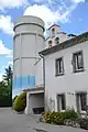 Château d'eau et église.