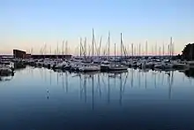 Le port de plaisance « Serge Reigniez » sur la rive orientale à Hourtin.