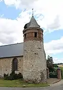 Vue de la tour fortifiée avec meurtrières et une pièce de refuge au sommet.