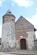 La façade de l'église flanquée de sa tour à gauche.