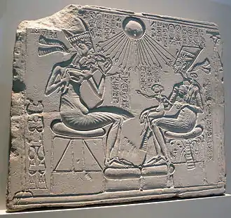 Akhenaton et sa famille vivifiés par les rayons d'Aton.