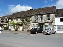 Façades de 4 maisons anciennes en pierre, à un étage et toits d'ardoises