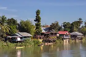 Maisons et chambres d'hôtes sur la berge de Don Det vues du pont de Don Khon