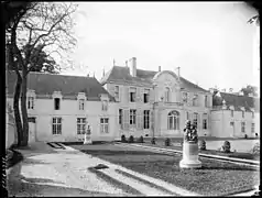 Le château d'Houville-la-Branche entre 1900 et 1920.