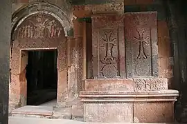 Khatchkars à l'intérieur du gavit.