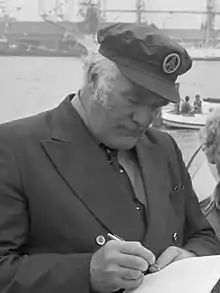 Description de l'image Howard Lang as Captain William Baines.jpg.