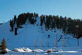 Des tremplins de saut à ski vu de face
