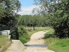 Pont enjambant l'Hozain, ici à Isle-Aumont.