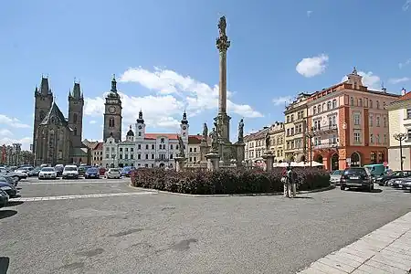 La grande place avec la cathédrale gothique et la Tour blanche (Bílá věž).