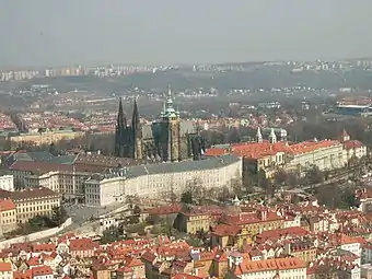 La cathédrale Saint-Guy est située dans l'enceinte du château de Prague.