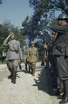 Photographie du prince Umberto passant en revue des troupes militaires