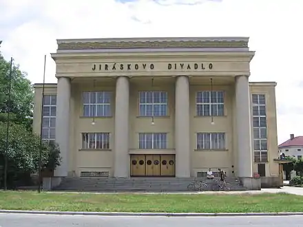 Le théâtre.