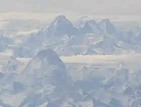 Vue aérienne du Huang Guan Shan (en bas à gauche), avec en arrière-plan, de gauche à droite, le K2, le Broad Peak et le Gasherbrum.