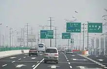 La Huaxia Highway, une autoroute chinoise nouvellement construite de la ville de Shanghaï, desservant le port en eaux profondes de Pudong