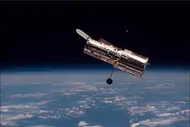 Télescope spatial Hubble en orbite terrestre.
