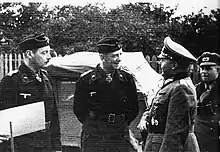 Le général Hans Hube, à droite, avec le colonel Rudolf Sieckenius (au centre) et le major Hyazinth von Strachwitz (à gauche); front est de l'été 1941