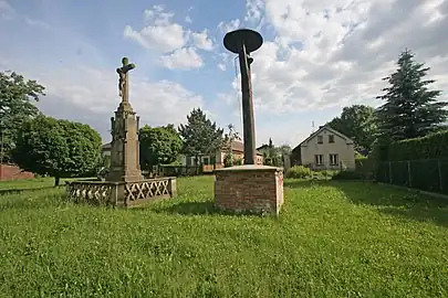 Croix et clocher à Hubenice .