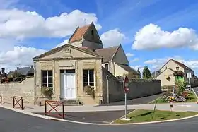 Autre vue extérieure avec l'église.