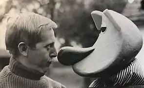 Hubert Roman faisant face à la marionnette "Grisemine", créée par Pol Danheux en 1972.