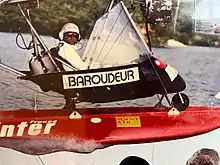 Hubert de Chevigny pilotant un Baroudeur sur flotteurs vers 1985