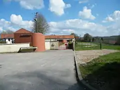 Entrée du groupe scolaire.