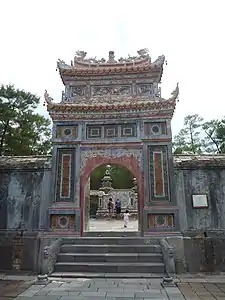 Porte restaurée menant à la sépulture de la première épouse de Tự Đức, Lê Thien Anh